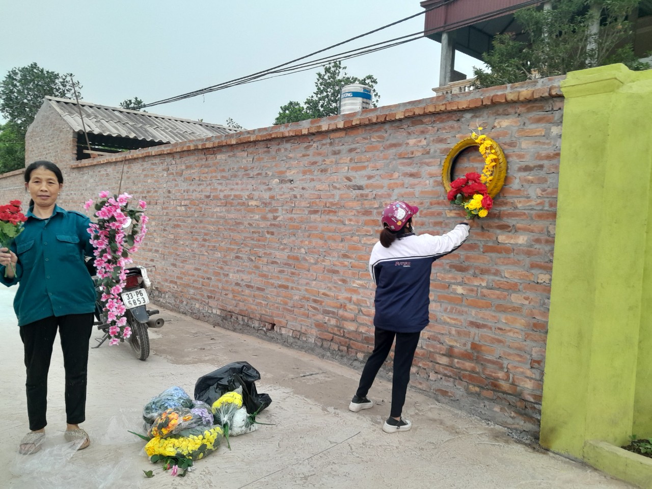PHỤ NỮ ĐÔNG QUANG TÁI CHẾ SỬ DỤNG LỐP XE THÀNH GIỎ TRỒNG HOA