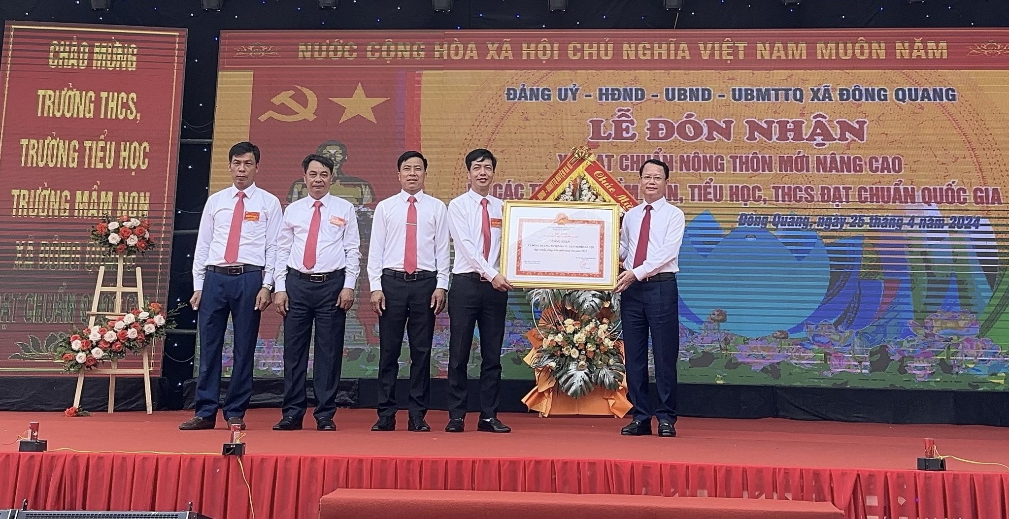 Xã Đông Quang đón nhận xã đạt chuẩn Nông thôn mới nâng cao, các trường Mầm non, Tiểu học, THCS đạt chuẩn quốc gia.